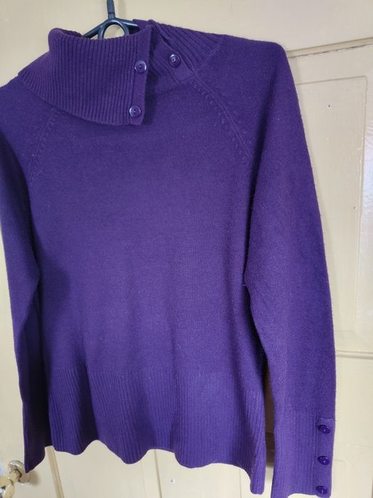 Sprzedam golf z ozdobnymi guzikami.