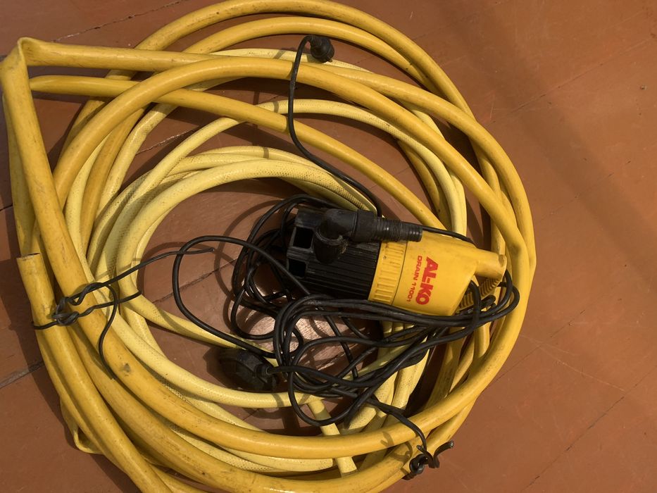 Насос та шланг для відкачування води та поливу