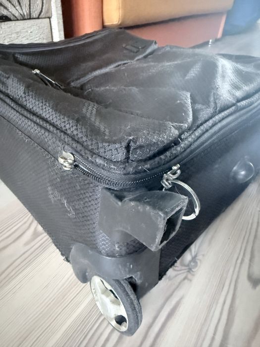 Чорна валіза компактна