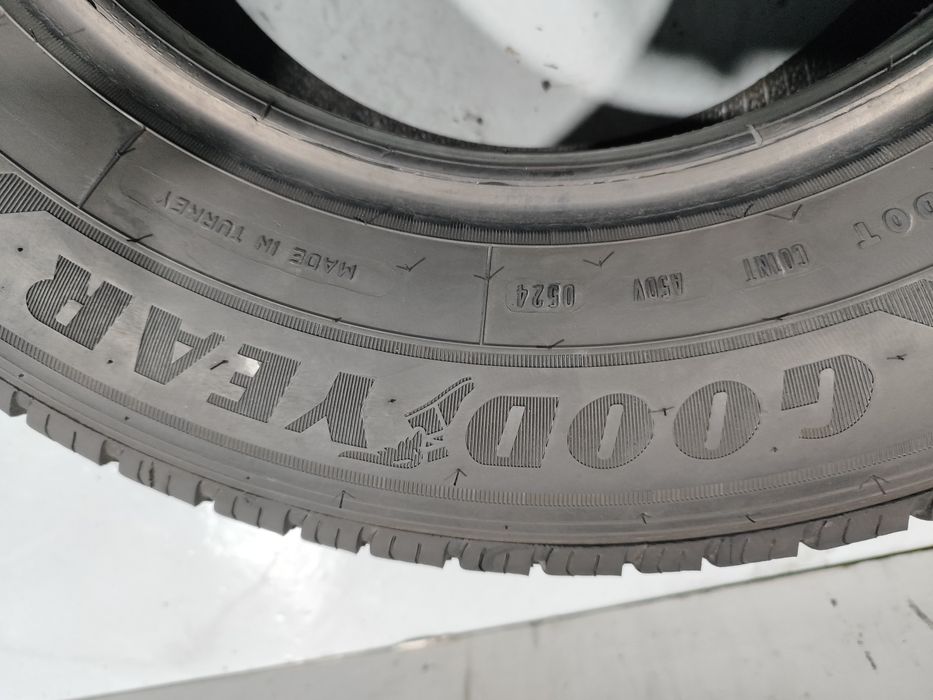 2 pneus semi novos 215-70R15C - Good year - Oferta dos Portes