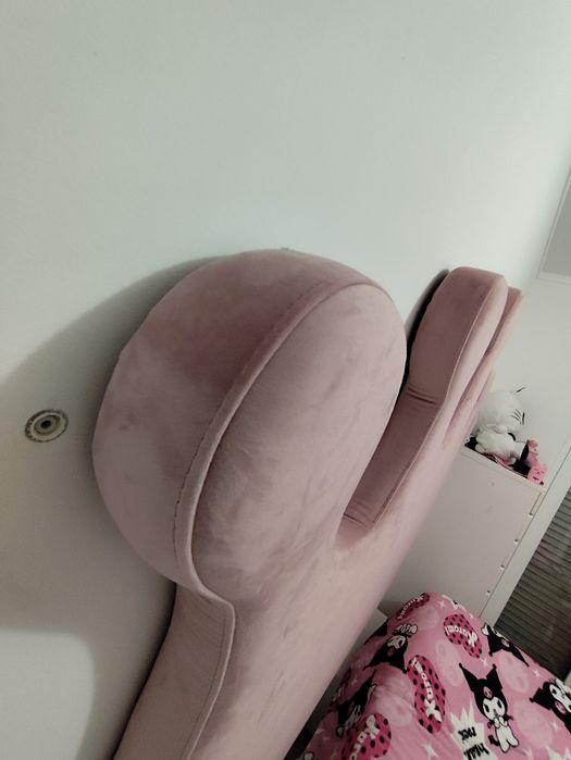 Grande Cabeceira de cama em veludo rosa.