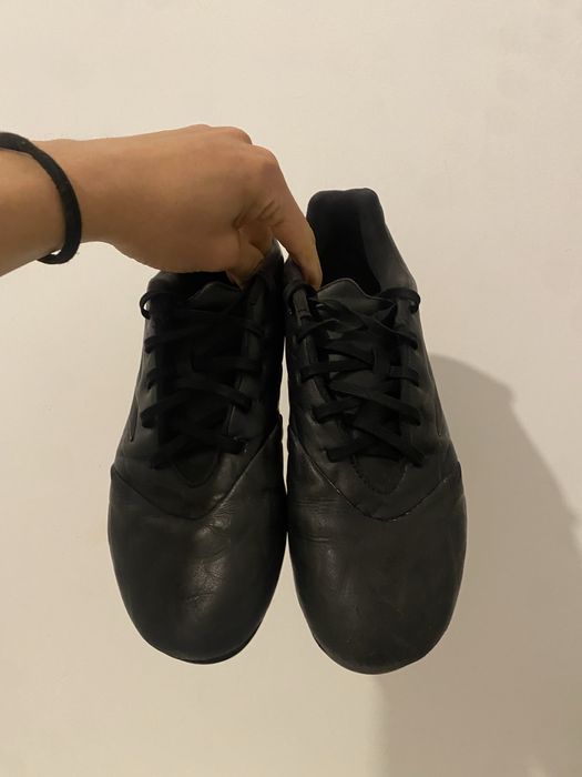 Chuteira Adidas preta de campo tamanho 42