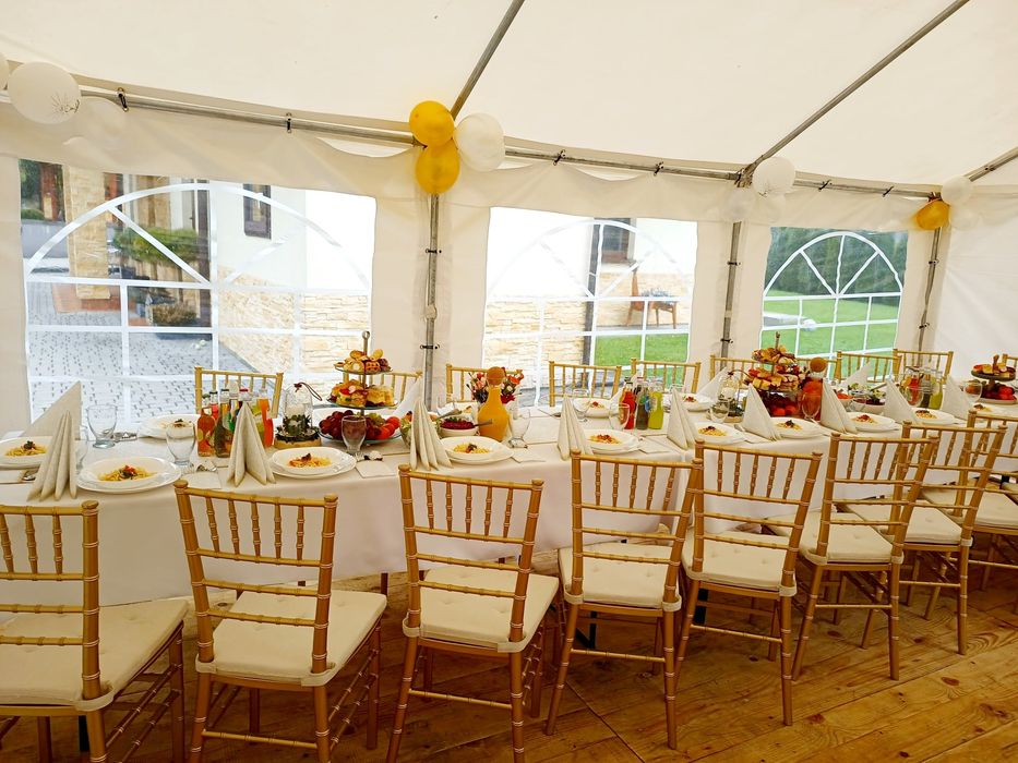 Wynajem namiotów cateringowych. Stoły, krzesła, podłoga, obrusy