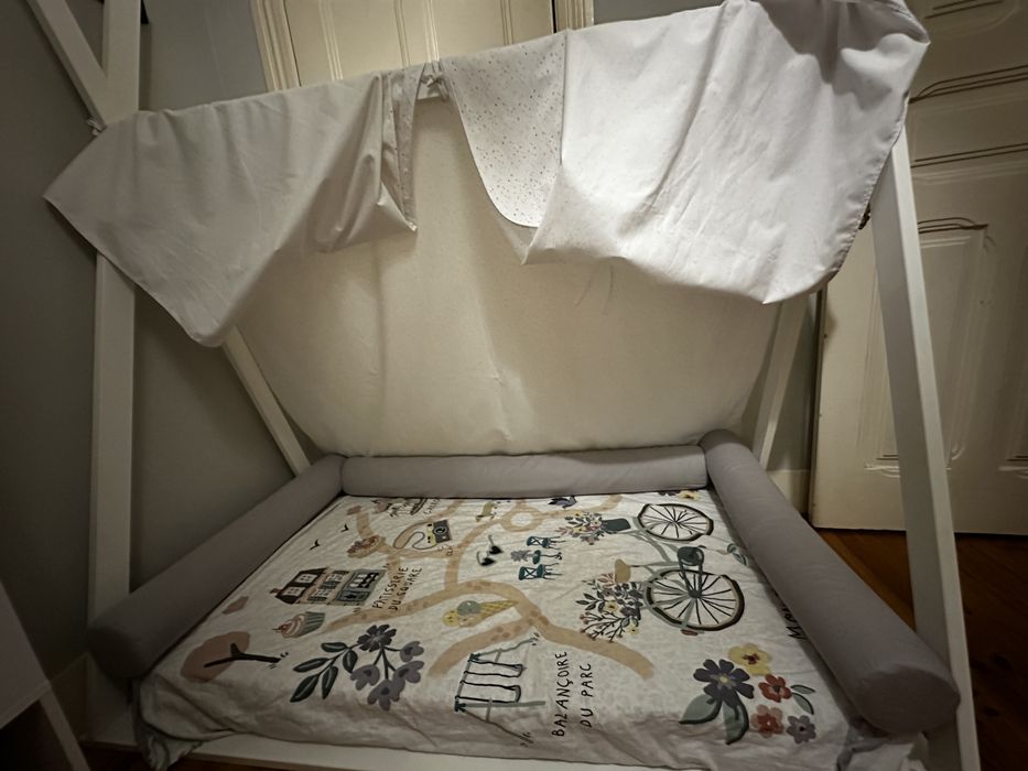 Cama tipi 140x70 com colchão, proteção e roupa de cama incluidos.