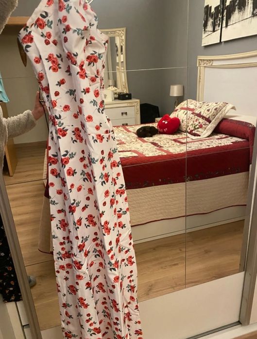 Белое платье с разрезом в цветочный принт белый сарафан