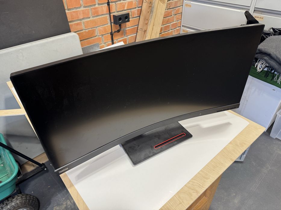 Minitor Lenovo T34w-20 uszkodzona matryca. Wlacza sie. Na czesci.