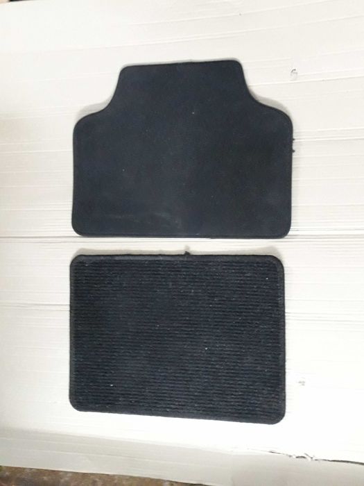 Разнообразные коврики в салон авто