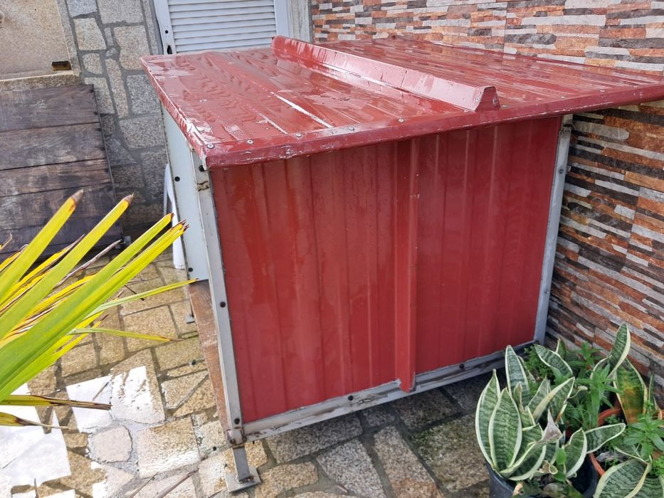 Casota com avançado para cão