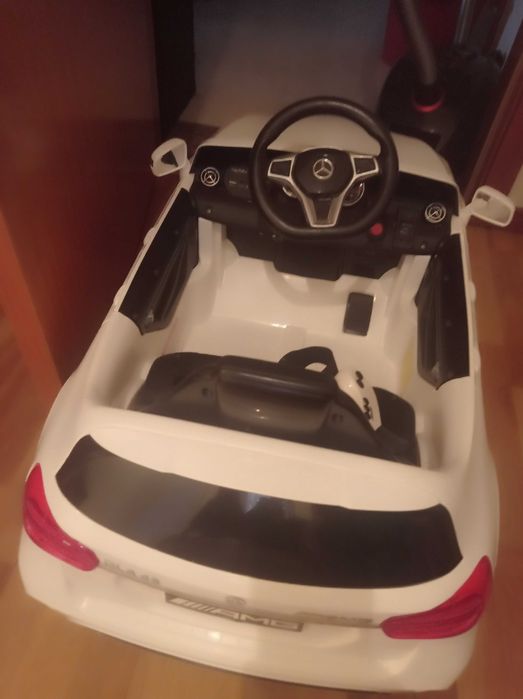 Carro infantil Mercedes AMG com bateria e comando