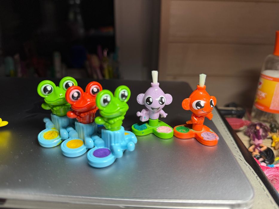 Фігурки та іграшки з Кіндера