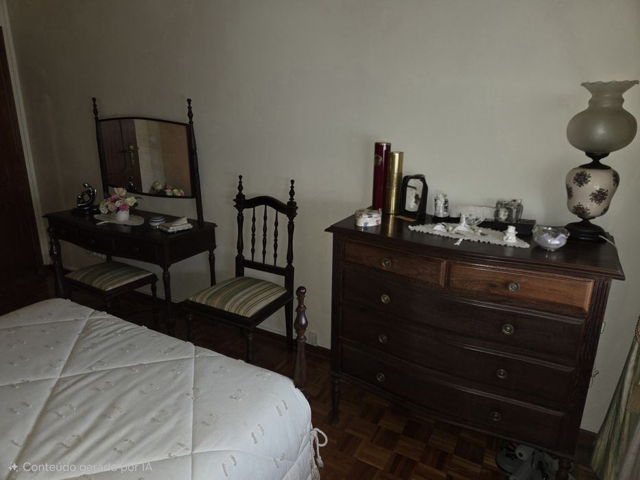 Móveis quarto madeira panga-panga em excelente estado