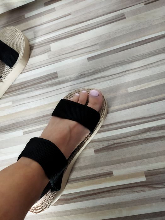Nowe sandały damskie na koturnie