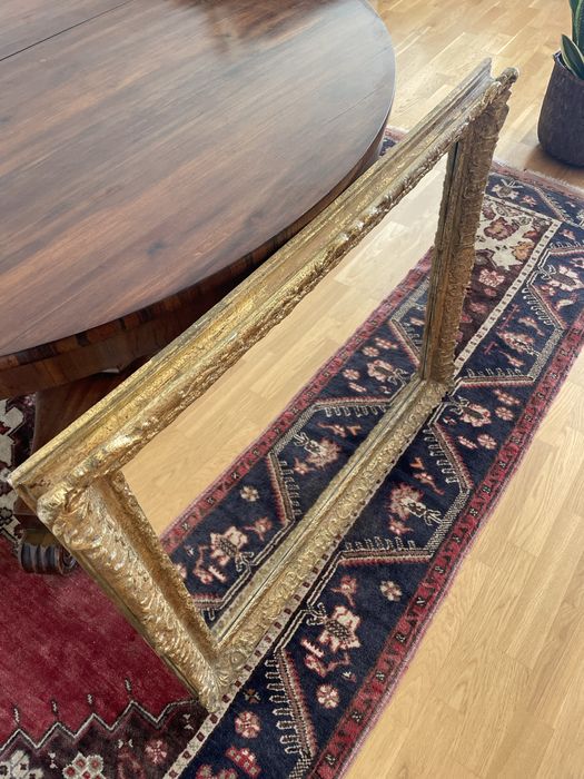 Espelho com moldura em talha dourada