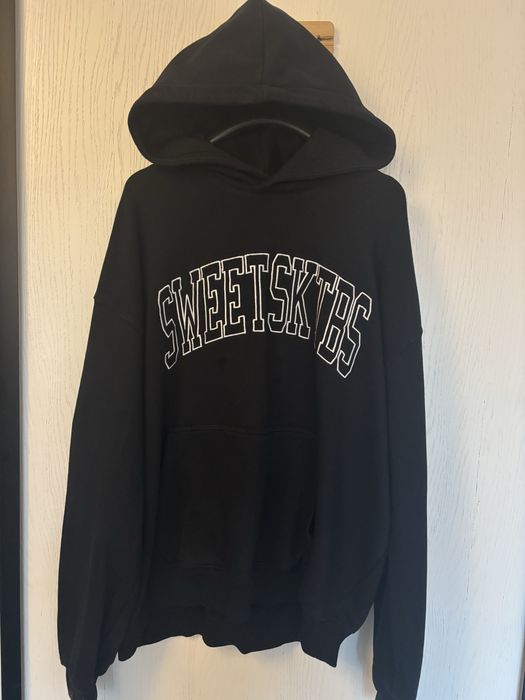 Czarna bluza z kapturem uniwersalna w bdb stanie sweetsktes