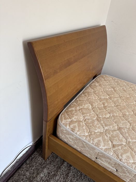 Cama de solteiro em madeira maciça