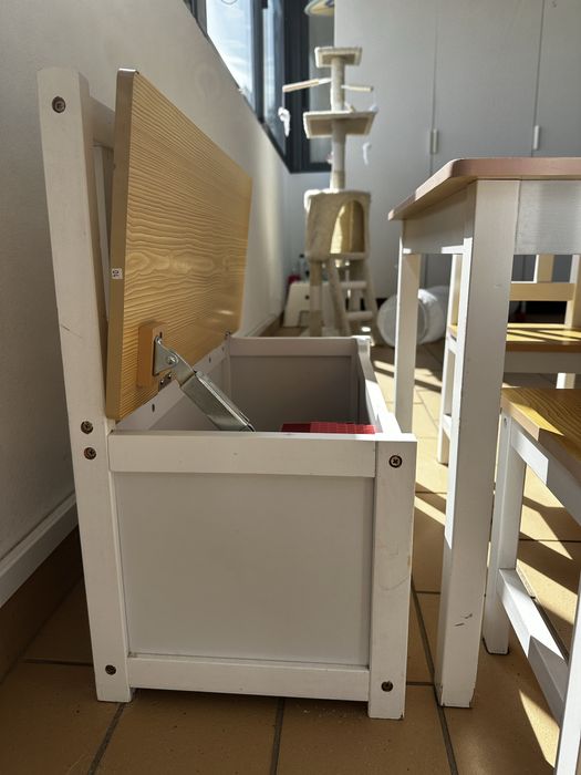 Conjunto mesa, cadeiras e banco com arrumação infantil
