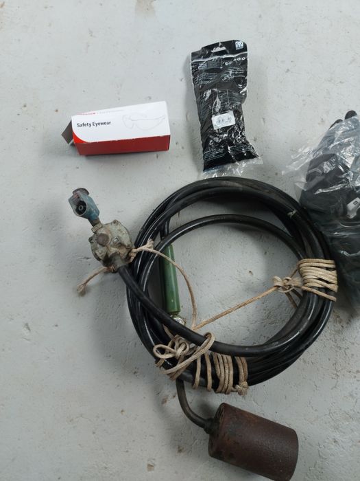 1 maçarico para chamuscar porcos ou  aquecer ferros+ 5 pares de luvas marca juba