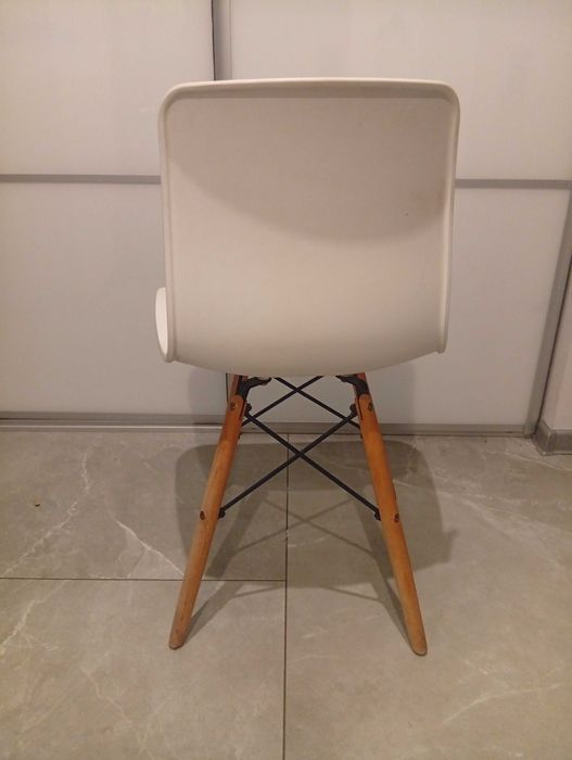 Krzesło białe plastik + drewno