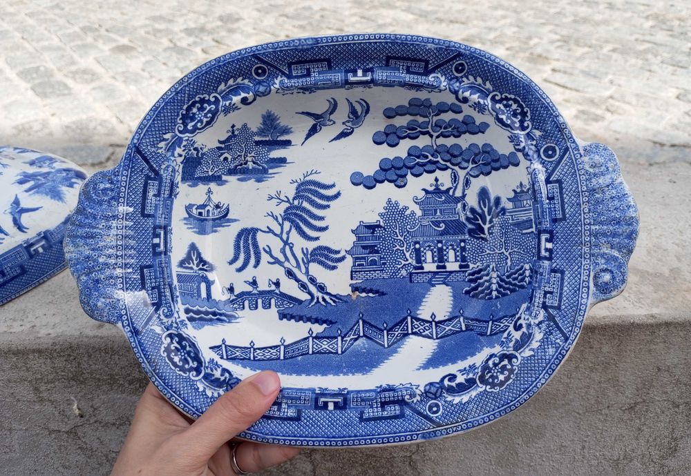 Antigo prato coberto/terrina Inglesa Blue Willow em faiança