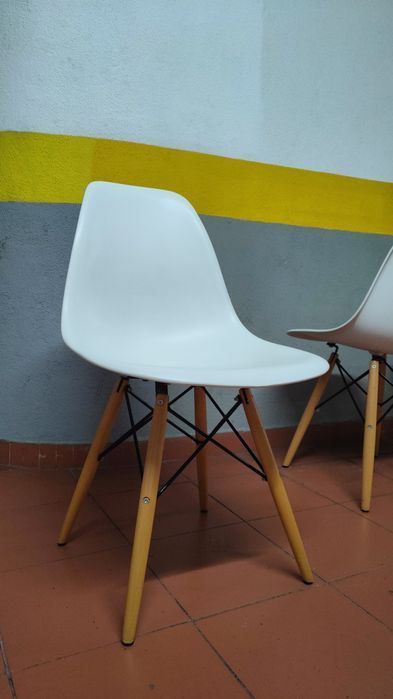 Conjunto 4 Cadeiras de Jantar em ótimo estado- Design Escandinavo - Pernas de Madeira  - 4 almofadas  em couro sintético com anti derrapante incluídas