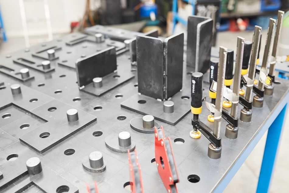 Stół spawalniczy modułowy 1000 X 1000 system 28 z narzędziami