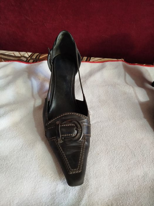 Безкоштовно  віддам Туфлі 38 р на вузеньку ніжку