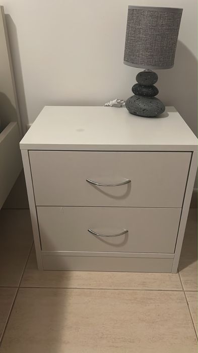 Conjunto de Quarto: Cama de Casal com Estrado + 2 Mesas de Cabeceira + 2 Candeeiros