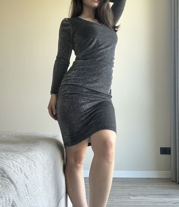 Красивое блестящее платье