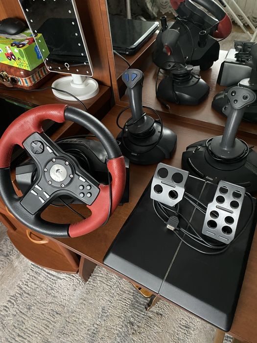 Ігрове кермо та ігрові джостики