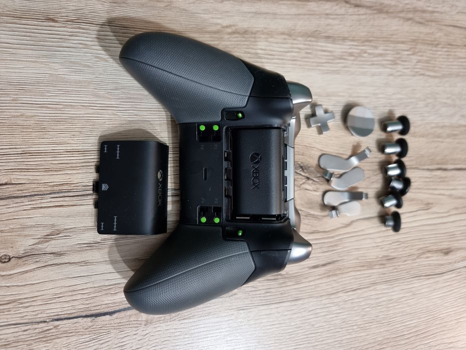 Xbox One Elita 1TB + 2 pady elite w etui + słuchawka z mikrofonem