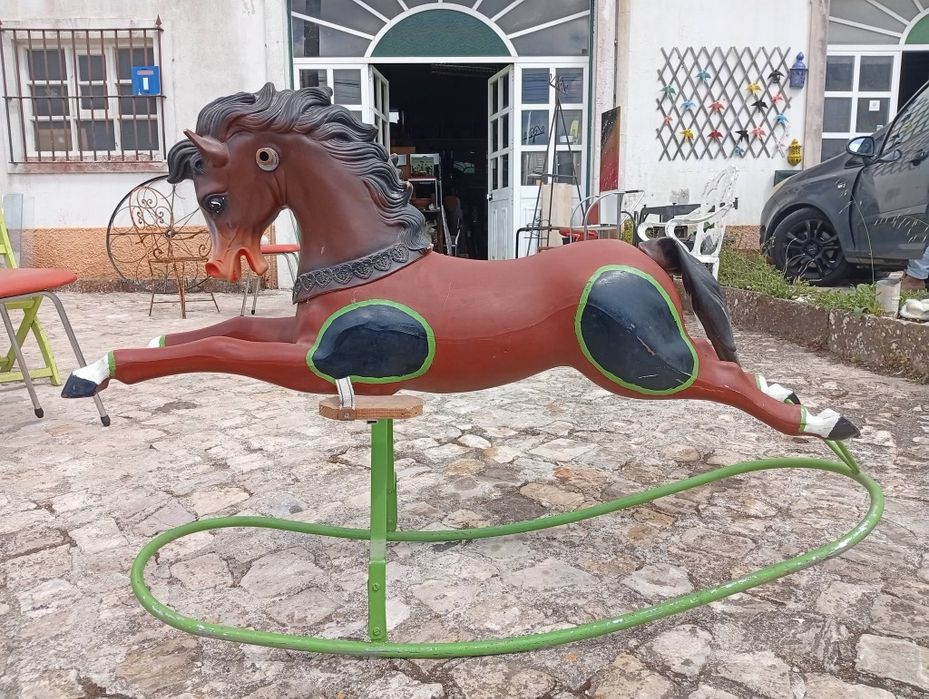 Cavalo de baloiço em plástico