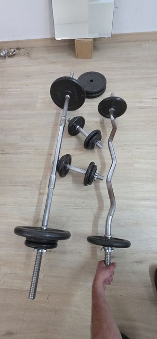 Banco e halteres para musculação