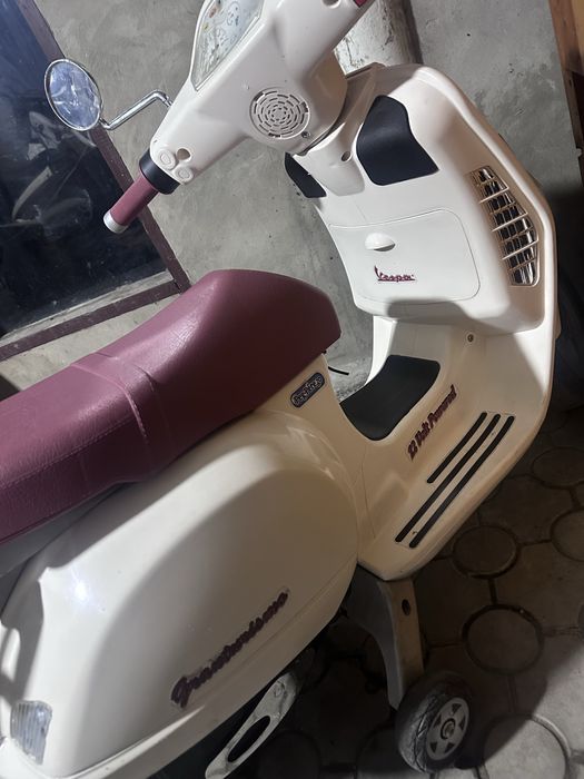 Дитячий скутер Peg-perego Vespa NEW 0019 12 В бежевий
