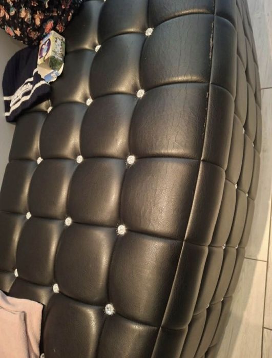 Duża czarna skórzana  pufa z kryształkami