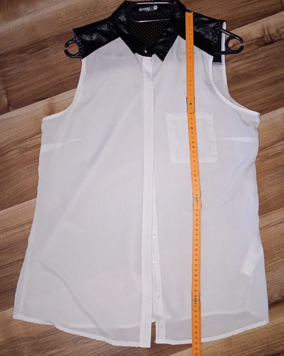 Koszula Sinsay biała wstawki skóry bez rękawów rozm. M biało czarna