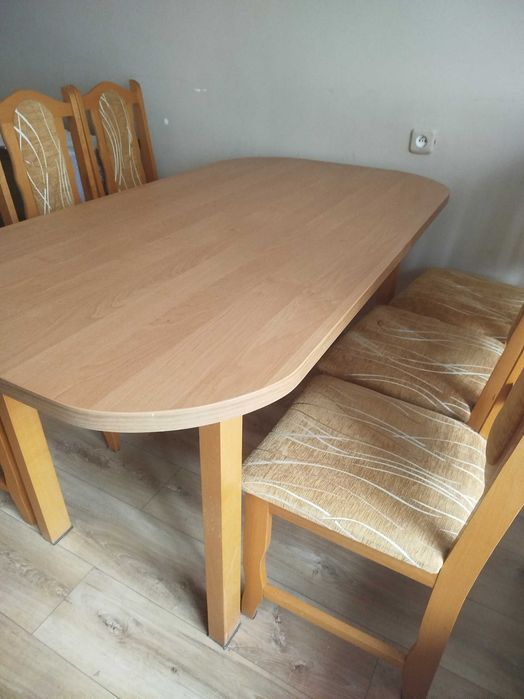 Sprzedam stół z krzesłami .Tel 669402703