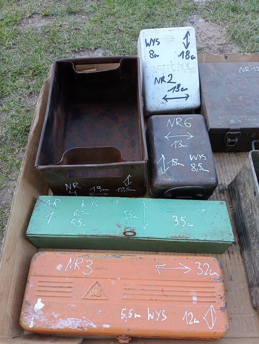 Starej produkcji zestaw starych skrzynek metalowych z epoki PRL