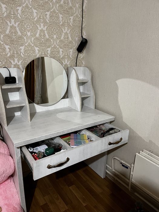 Продам туалетний столик з дзеркалом самовивіз