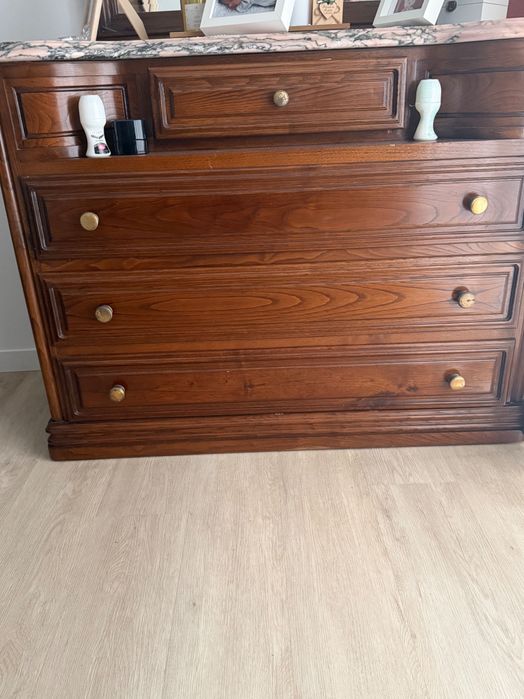 Cama + cómoda + mesinhas