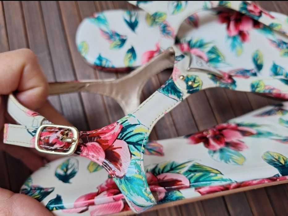 Sandały Guess dł. Wkładki 26 cm.