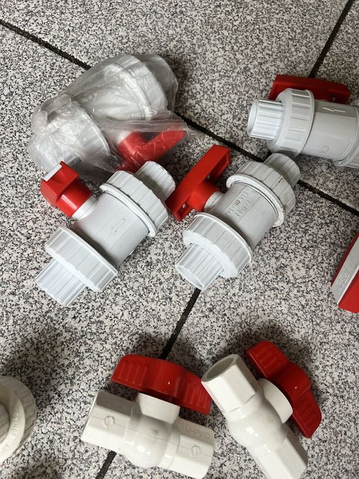 шаровые краны из ПВХ и фитинги,уголки для труб,