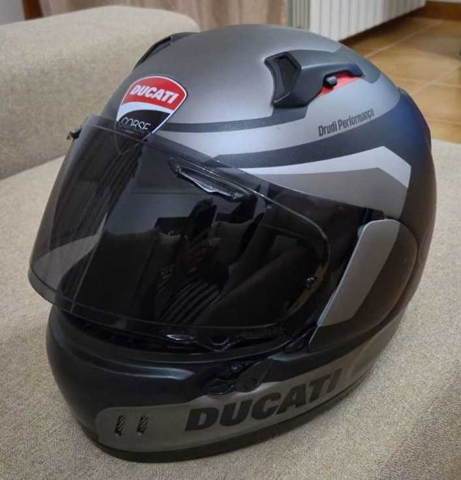 Blusão Dainese, Capacete ARAI Renegade V e Botas TCX Ducati