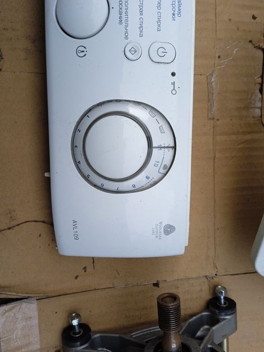 Продам стиральную машину по запчастям  Ariston