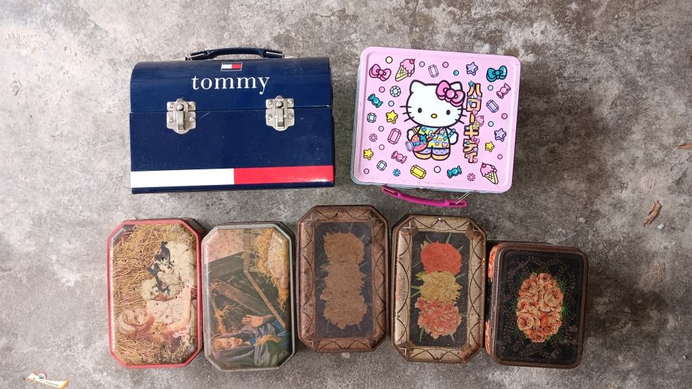 Malas viagem e caixas de lata