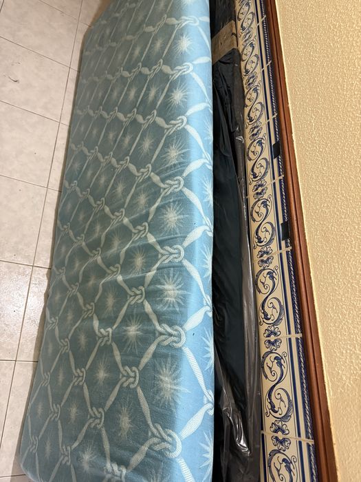 Cama de solteiro usada