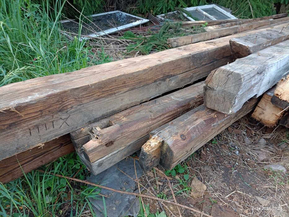 Stare drewno, belki z konstrukcji dachu po rozbiórce domu.