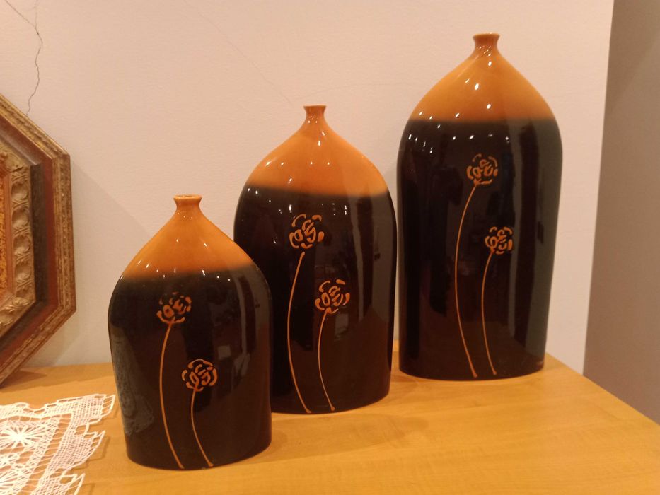 Jarras decorativas em cerâmica vidrada