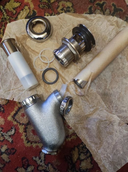 Краны, вентиля ,тройники , чугунные,латунные .СССР.