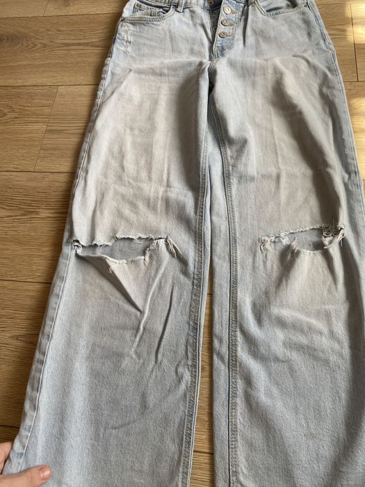 Джинси з розрізами на колінах