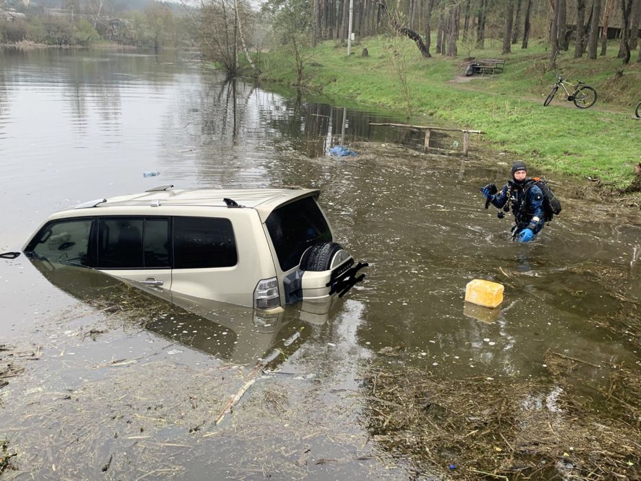 Водолаз з металошукачем. Пошук загублених речей у воді